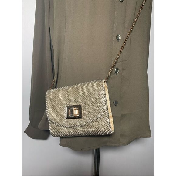 La ragale Golden color clutch - Picture 1 of 4